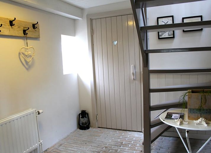 Blick auf das Ferienhaus in Abcoude, umgeben von ueppigen Feldern in Utrecht Nord.