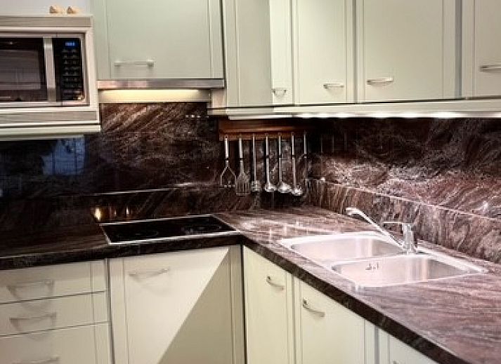 Vorderansicht des Ferienhauses Marie Loosdrecht, ein charmantes Ferienhaus in Loosdrecht, Utrecht, mit einer einladenden Terrasse.