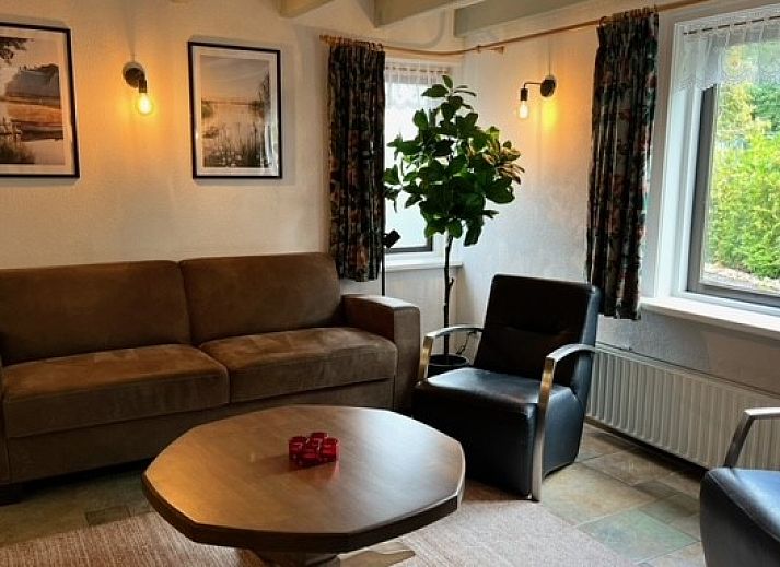 Gemuetliches Esszimmer im Ferienhaus Marie Loosdrecht, Loosdrecht, Utrecht, mit einer gemuetlichen Kueche und einem Esstisch aus Holz.