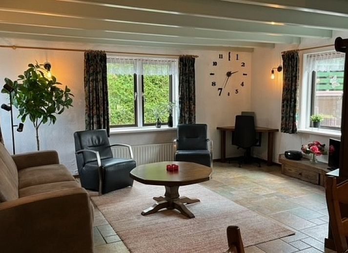 Gemuetliches Esszimmer im Ferienhaus Marie Loosdrecht, Loosdrecht, Utrecht, mit einer gemuetlichen Kueche und einem Esstisch aus Holz.