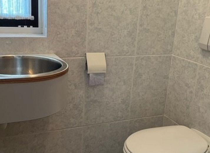 Gemuetliches Esszimmer im Ferienhaus Marie Loosdrecht, Loosdrecht, Utrecht, mit einer gemuetlichen Kueche und einem Esstisch aus Holz.