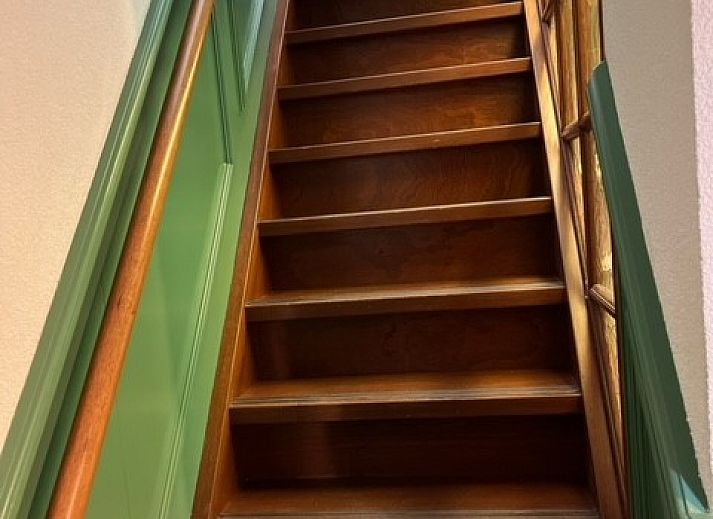 Gemuetliches Esszimmer im Ferienhaus Marie Loosdrecht, Loosdrecht, Utrecht, mit einer gemuetlichen Kueche und einem Esstisch aus Holz.