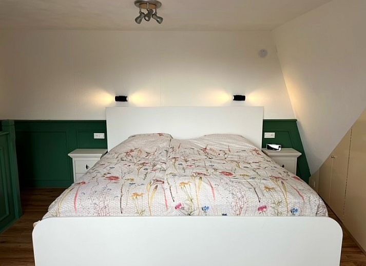 Gemuetliches Esszimmer im Ferienhaus Marie Loosdrecht, Loosdrecht, Utrecht, mit einer gemuetlichen Kueche und einem Esstisch aus Holz.