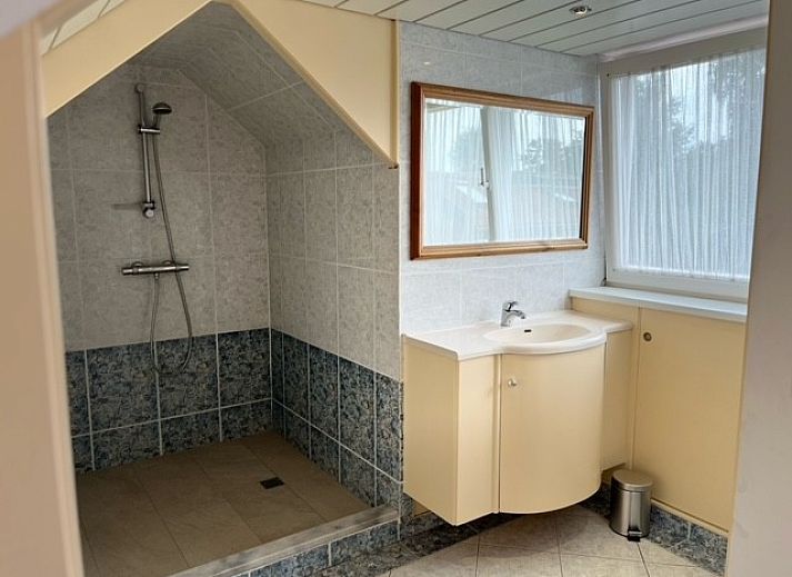 Eingang des Ferienhauses Marie Loosdrecht in Loosdrecht, Utrecht, mit gruenen Akzenten und einem Kunstwerk an der Wand.