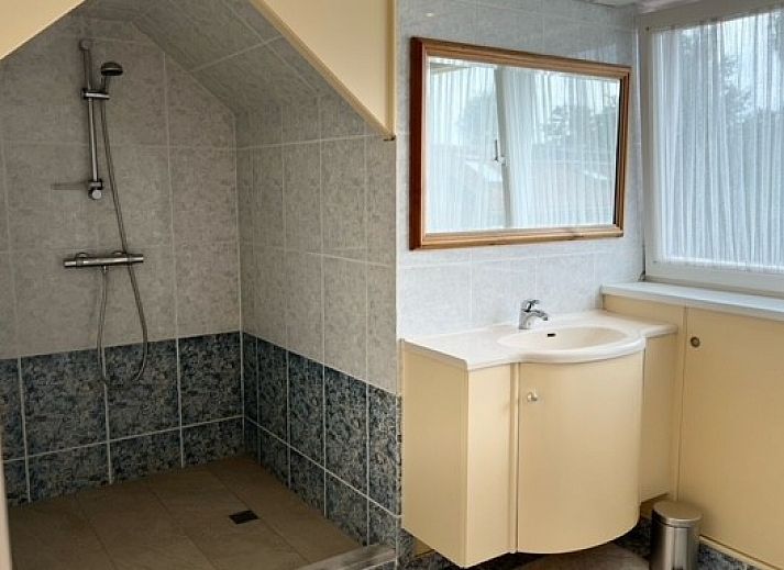 Eingang des Ferienhauses Marie Loosdrecht in Loosdrecht, Utrecht, mit gruenen Akzenten und einem Kunstwerk an der Wand.