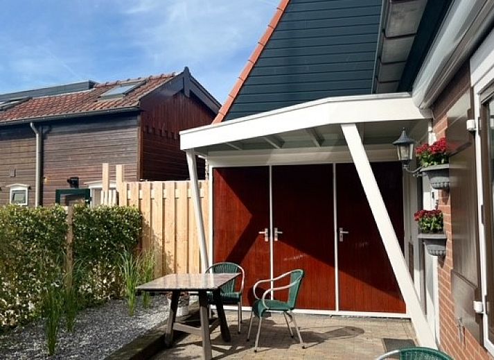 Moderne Kueche des Ferienhauses Marie Loosdrecht, Loosdrecht, Utrecht, mit Marmorarbeitsplatte und umfangreicher Ausstattung.