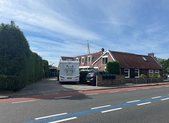 Moderne Kueche des Ferienhauses Marie Loosdrecht, Loosdrecht, Utrecht, mit Marmorarbeitsplatte und umfangreicher Ausstattung.