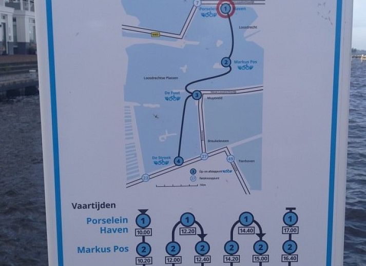 Moderne Kueche des Ferienhauses Marie Loosdrecht, Loosdrecht, Utrecht, mit Marmorarbeitsplatte und umfangreicher Ausstattung.