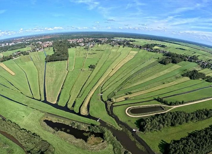 Moderne Kueche des Ferienhauses Marie Loosdrecht, Loosdrecht, Utrecht, mit Marmorarbeitsplatte und umfangreicher Ausstattung.