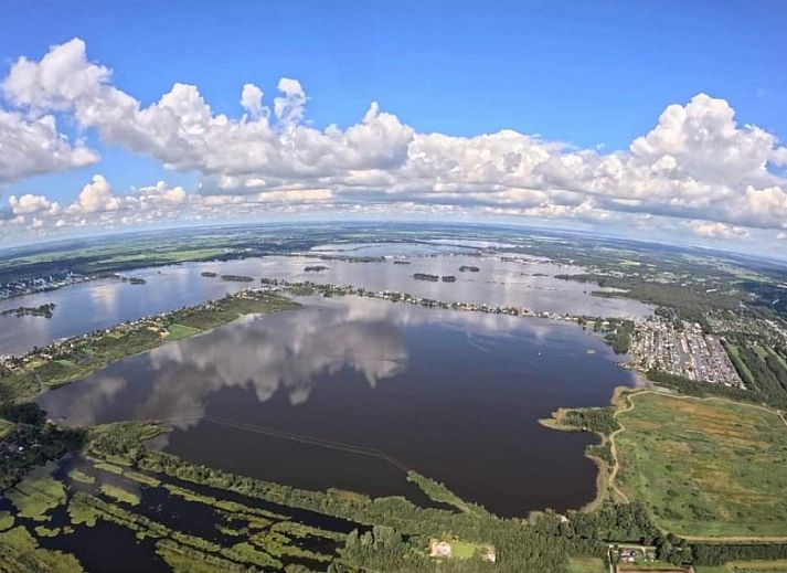 Gemuetliches Wohnzimmer im Ferienhaus Marie Loosdrecht, Loosdrecht, Utrecht, mit grosser Sitzecke und Tageslicht.