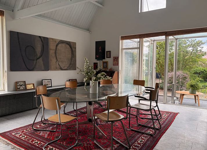 Heller Innenraum mit Glastisch im Ferienhaus in Abcoude, Utrecht Nord.