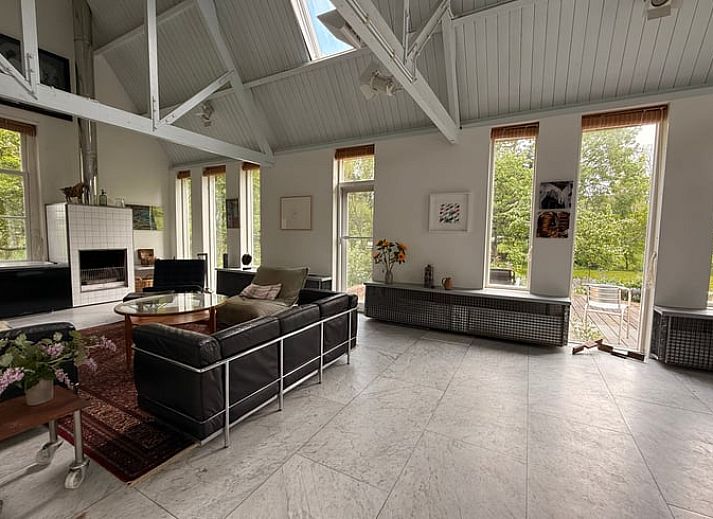 Heller Innenraum mit Glastisch im Ferienhaus in Abcoude, Utrecht Nord.