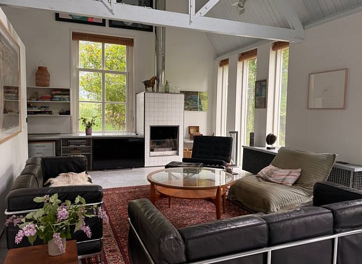 Heller Innenraum mit Glastisch im Ferienhaus in Abcoude, Utrecht Nord.