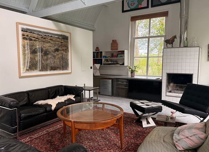 Heller Innenraum mit Glastisch im Ferienhaus in Abcoude, Utrecht Nord.