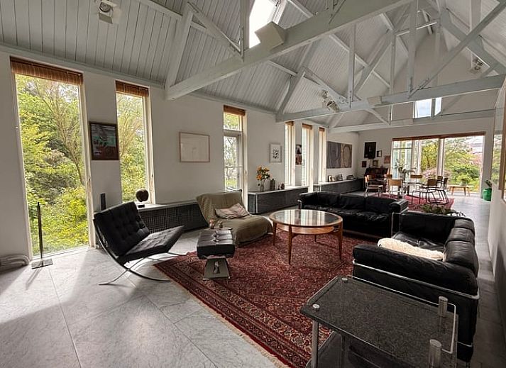 Heller Innenraum mit Glastisch im Ferienhaus in Abcoude, Utrecht Nord.