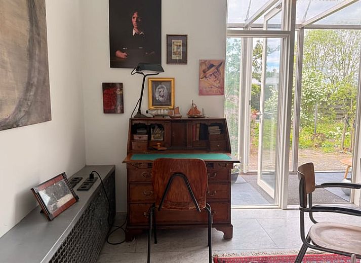 Geraeumiges Schlafzimmer mit Kunstdekor im Ferienhaus in Abcoude, Utrecht Nord.