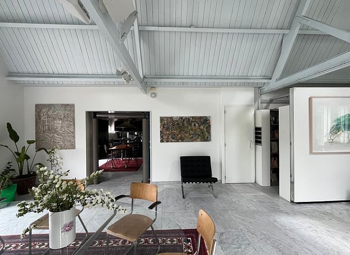 Geraeumiges Schlafzimmer mit Kunstdekor im Ferienhaus in Abcoude, Utrecht Nord.