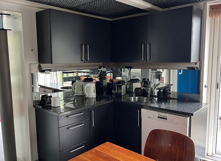 Ferienhaus in Abcoude, Utrecht Nord, umgeben von Garten und Sonnenlicht.