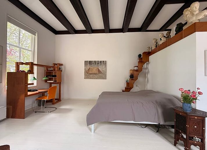 Ferienhaus in Abcoude, Utrecht Nord, umgeben von Garten und Sonnenlicht.