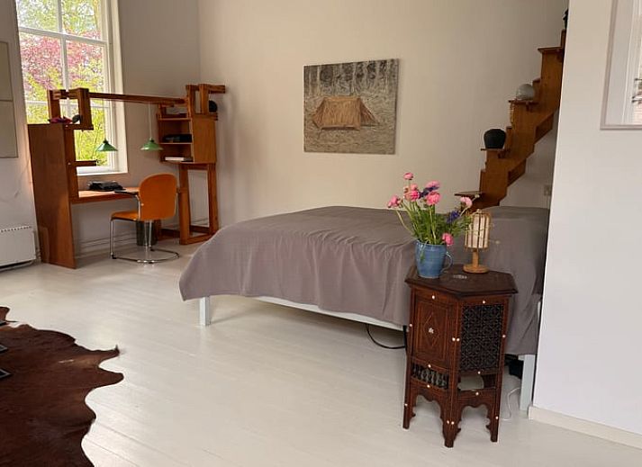 Ferienhaus in Abcoude, Utrecht Nord, umgeben von Garten und Sonnenlicht.