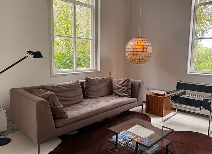 Ferienhaus in Abcoude, Utrecht Nord, umgeben von Garten und Sonnenlicht.