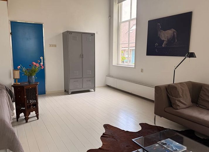 Ferienhaus in Abcoude, Utrecht Nord, umgeben von Garten und Sonnenlicht.