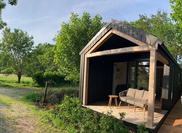 Ferienhaus in Breukelen, Utrecht mit charmanter Veranda, umgeben von gruener Natur.