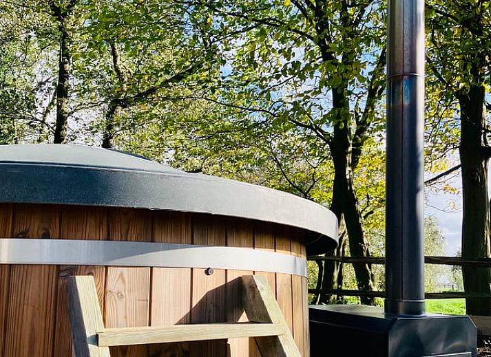 Gemuetliche Terrasse im Ferienhaus in Breukelen, Utrecht, ideal zum Entspannen in der Natur.