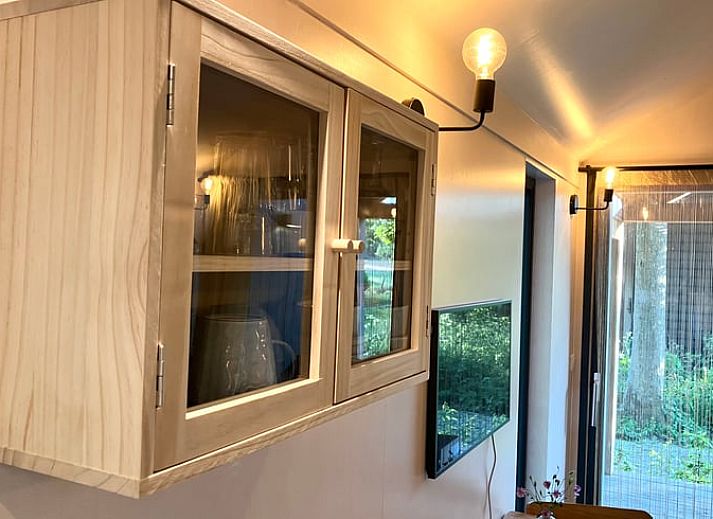 Gemuetliche Terrasse im Ferienhaus in Breukelen, Utrecht, ideal zum Entspannen in der Natur.