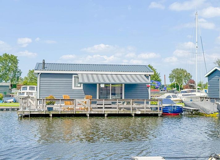 Enjoy the sunny waterfront terrace at chalet Purperreiger 24-34 in Breukelen, Utrecht. Relaxed vacation home by the river.