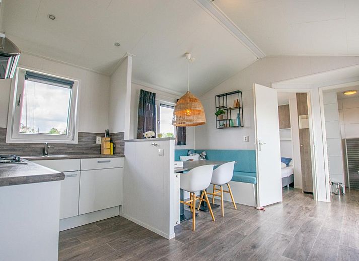 Enjoy the sunny waterfront terrace at chalet Purperreiger 24-34 in Breukelen, Utrecht. Relaxed vacation home by the river.