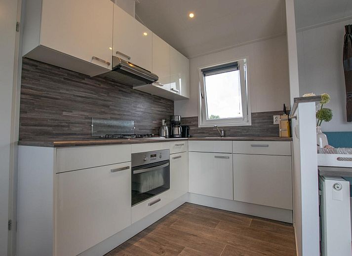 Purple Heron 24-34 chalet in Breukelen, Utrecht, with waterfront terrace and marina view, ideal for a relaxing vacation.