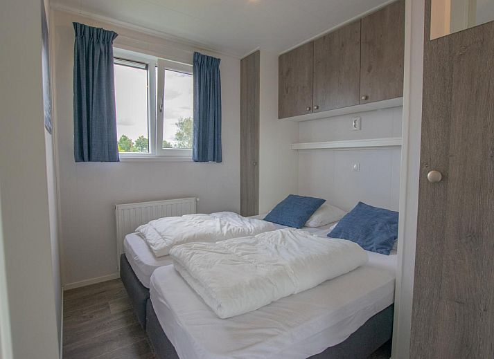 Purple Heron 24-34 chalet in Breukelen, Utrecht, with waterfront terrace and marina view, ideal for a relaxing vacation.