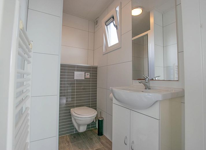 Purple Heron 24-34 chalet in Breukelen, Utrecht north, with water views and a sunny terrace, ideal for a relaxing vacation.