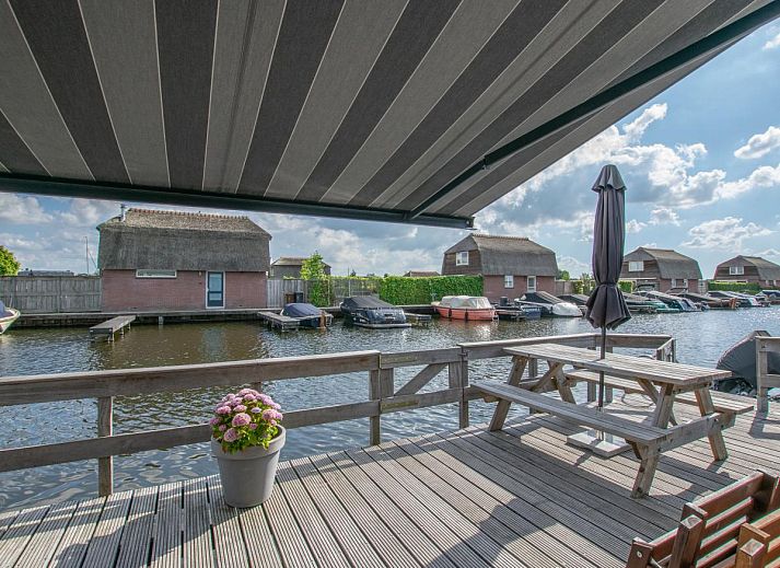 Modern interior space of chalet Purperreiger 24-34 in Breukelen, Utrecht, with stylish kitchen and cozy sitting area.