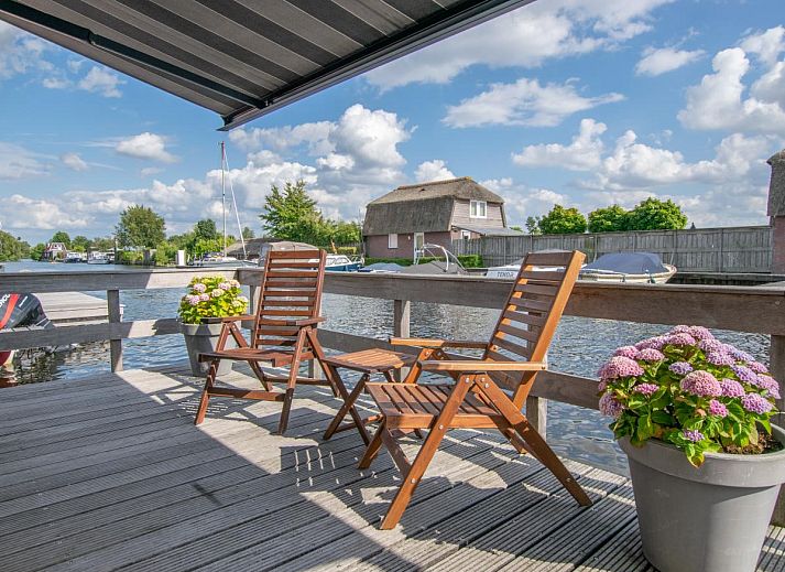 Modern interior space of chalet Purperreiger 24-34 in Breukelen, Utrecht, with stylish kitchen and cozy sitting area.