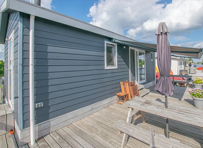 Modern interior space of chalet Purperreiger 24-34 in Breukelen, Utrecht, with stylish kitchen and cozy sitting area.