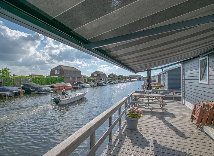 Modern interior space of chalet Purperreiger 24-34 in Breukelen, Utrecht, with stylish kitchen and cozy sitting area.