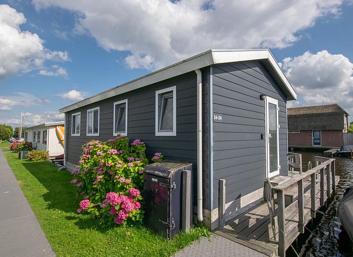 Modern interior space of chalet Purperreiger 24-34 in Breukelen, Utrecht, with stylish kitchen and cozy sitting area.