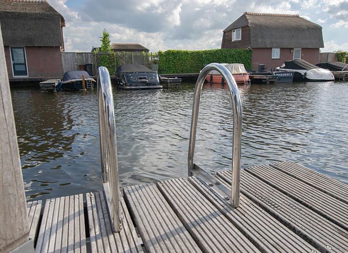 Cozy dining room in chalet Purperreiger 24-34, Breukelen, Utrecht. Comfortable sitting area with modern furnishings and natural light.