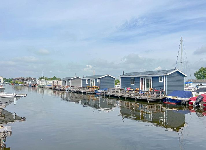 Cozy dining room in chalet Purperreiger 24-34, Breukelen, Utrecht. Comfortable sitting area with modern furnishings and natural light.