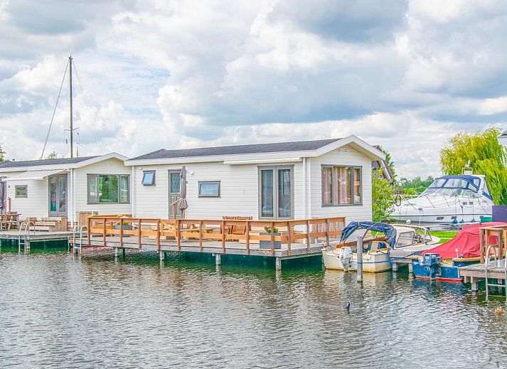 Veranda van Blauwborst 24-20 vakantiehuis in Breukelen, Utrecht met uitzicht op het water.