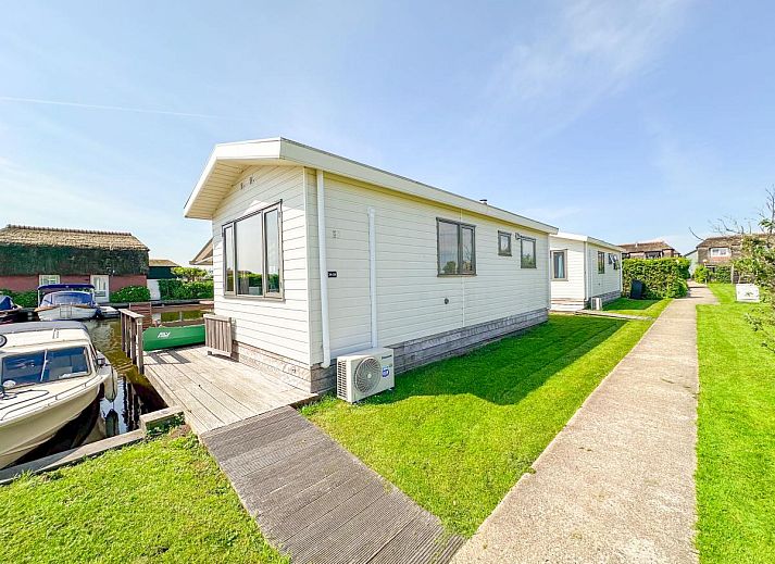 Veranda van Blauwborst 24-20 vakantiehuis in Breukelen, Utrecht met uitzicht op het water.