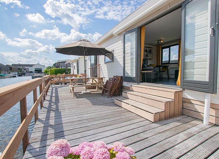 Veranda van Blauwborst 24-20 vakantiehuis in Breukelen, Utrecht met uitzicht op het water.