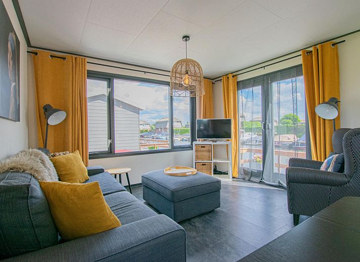 Blauwborst 24-20 vakantiehuis in Breukelen met terras aan het water en aangemeerde boten.