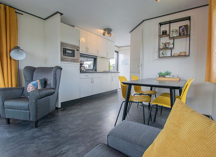 Blauwborst 24-20 vakantiehuis in Breukelen met terras aan het water en aangemeerde boten.