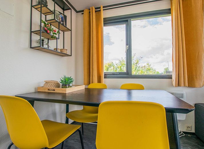 Exterieur van Blauwborst 24-20 vakantiehuis in Breukelen, Utrecht met groene omgeving.