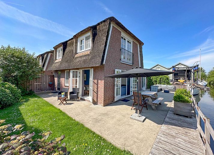 Swan 24-7 vacation home in Breukelen with waterfront terrace and comfortable seating area, Utrecht north.