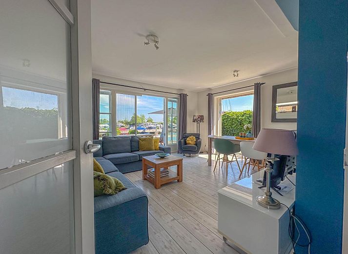 Swan 24-7 vacation home in Breukelen with waterfront terrace and comfortable seating area, Utrecht north.