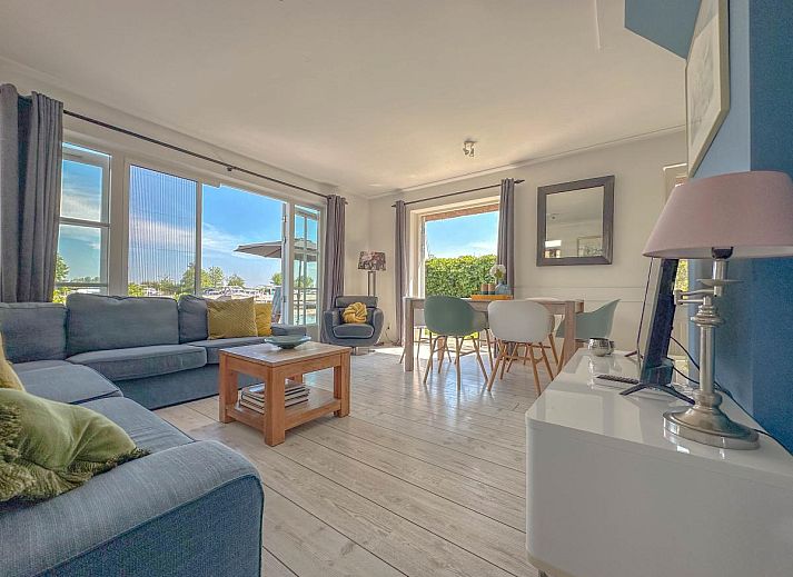 Swan 24-7 vacation home in Breukelen with waterfront terrace and comfortable seating area, Utrecht north.